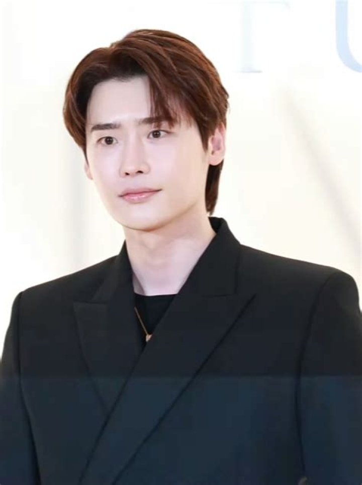 Actor Lee Jong Suk And Former HELLOVENUS's Kwon Nara Are In A