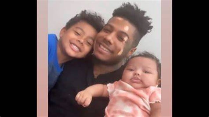 Blueface Daddy Duties Moment Captur&eacute; En Jouant Au Basket Ball Crumpe