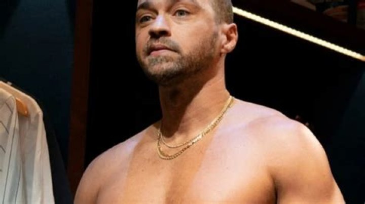 Jesse Williams viraliza ap&oacute;s nu frontal em pe&ccedil;a da Broadway