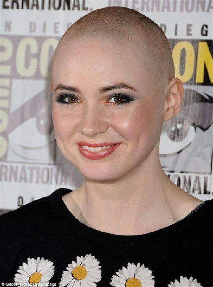 Karen Gillan reveals her bald head at ComicCon after shaving her hair