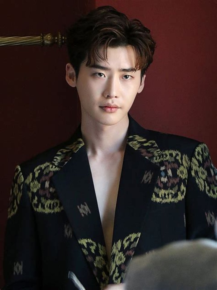 Lee Jong Suk bio TV shows, awards, age, who is he currently dating
