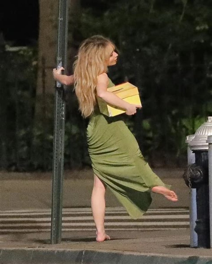 Sabrina Carpenter barefoot Sabrina carpenter outfits, Sabrina